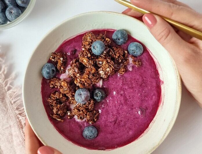 Berry bowl áfonyával és csokis granolával