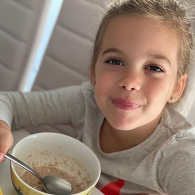 girl eating healthy porridge