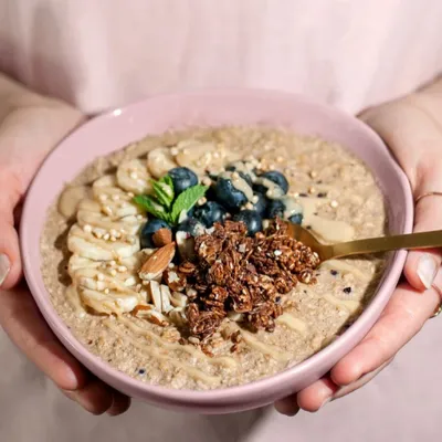 white choco porridge with granola